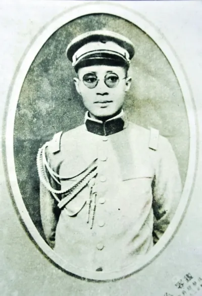 Liu Bocheng, photo 2 of 2