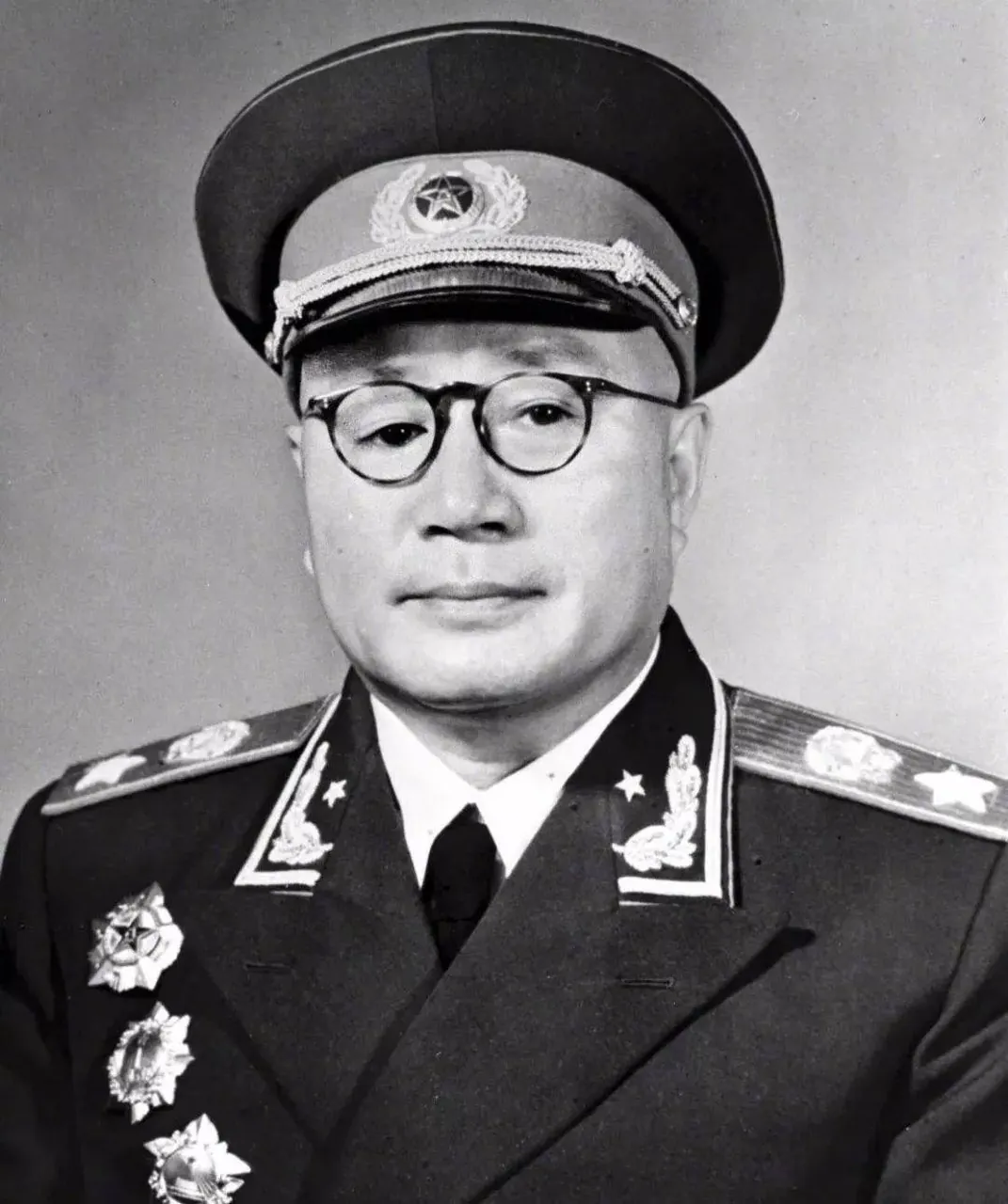Liu Bocheng, photo 1 of 2