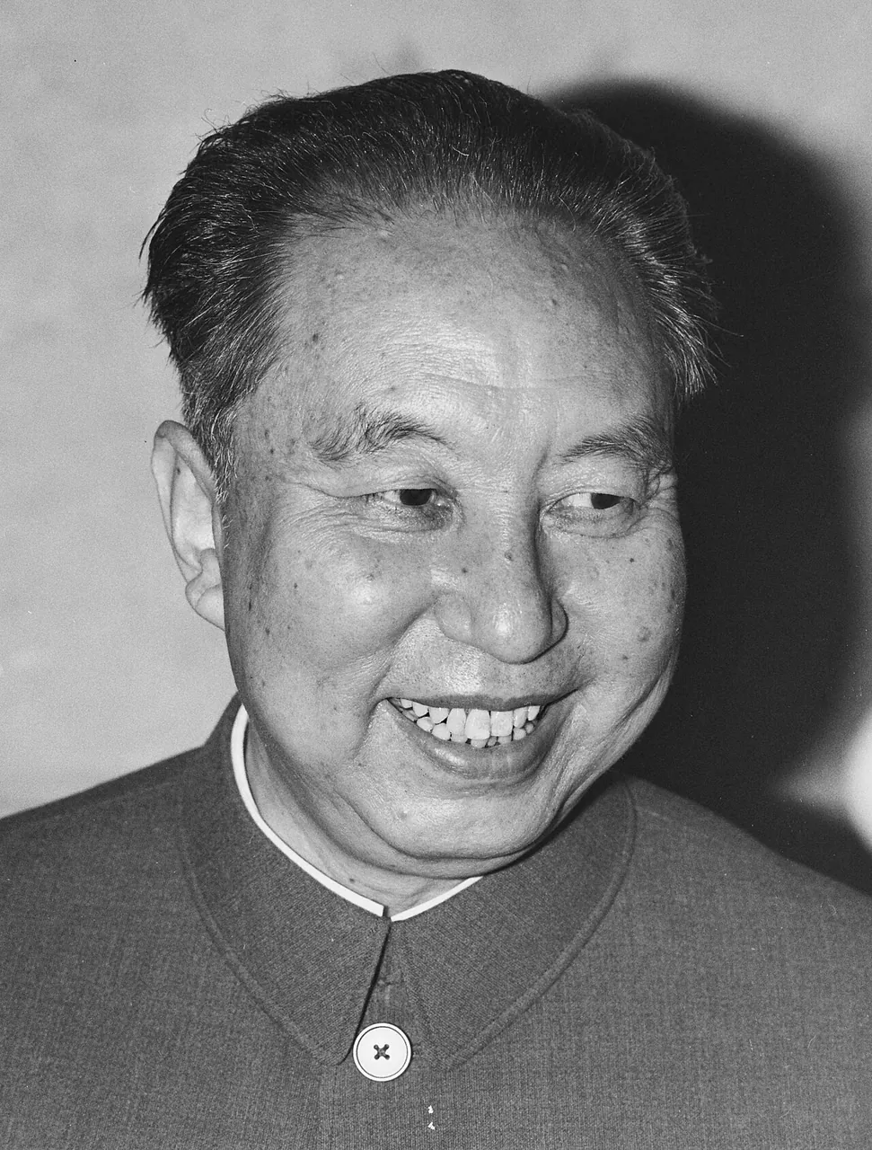 Hua Guofeng, photo 1 of 3