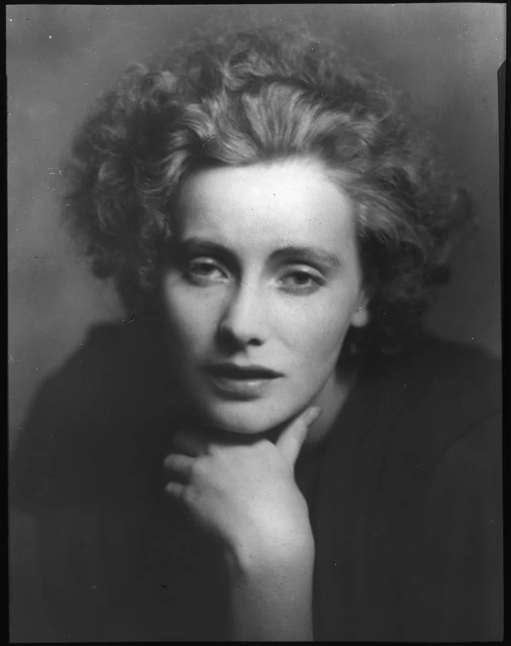 Greta Garbo, photo 2 of 3