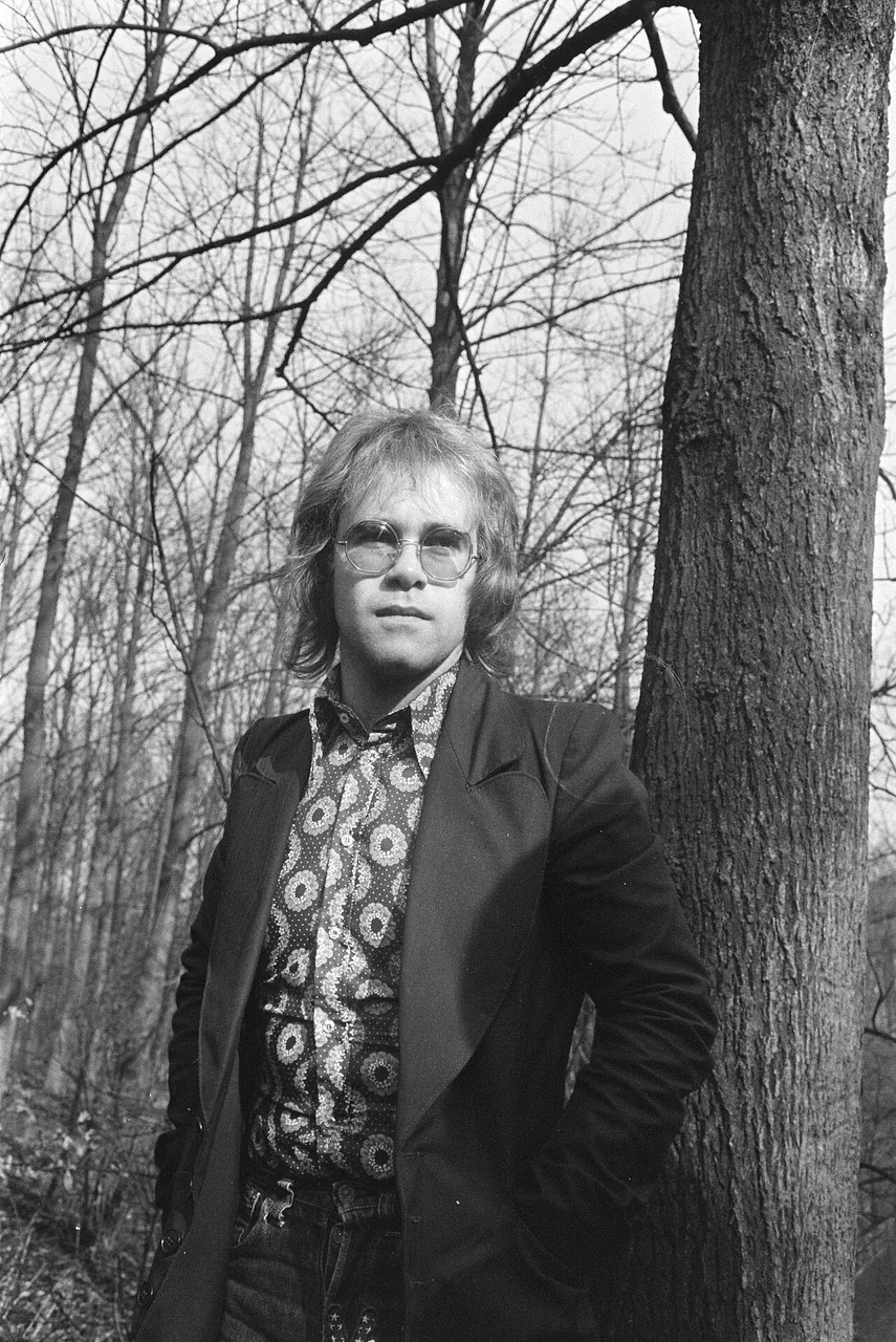 Elton John, photo 2 of 3