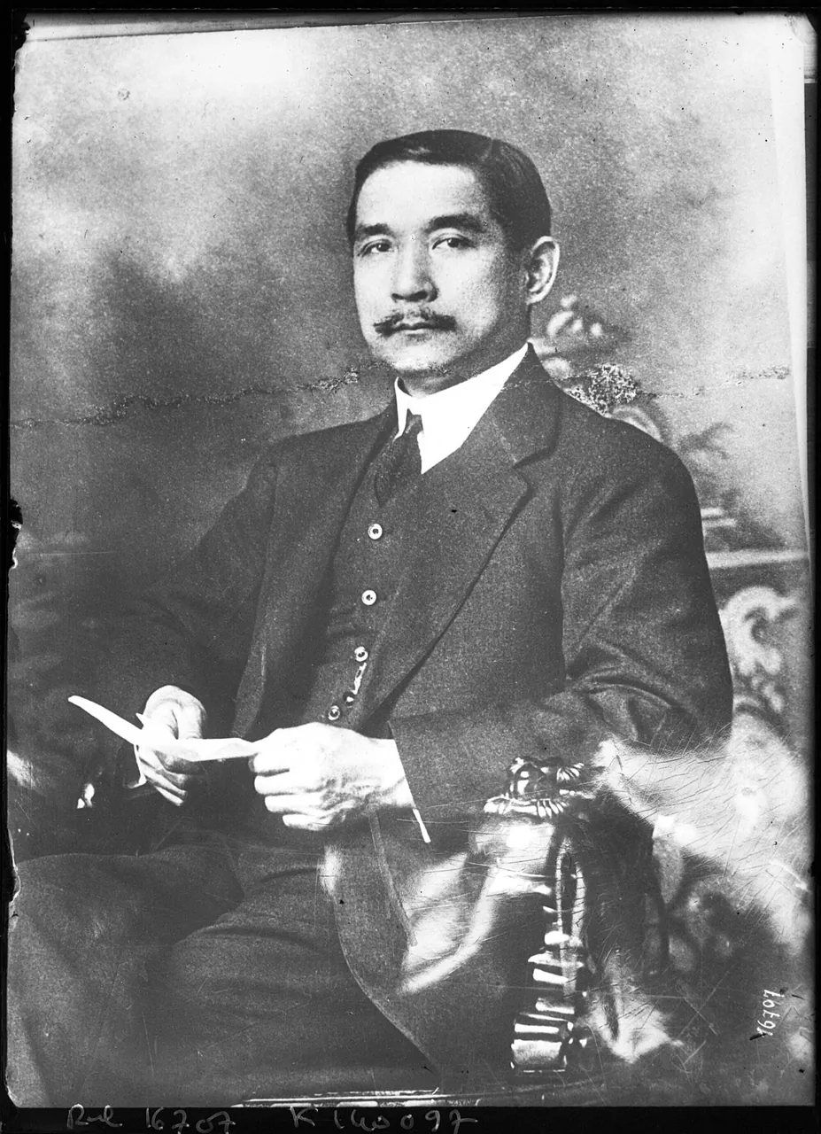 Sun Yat-sen, photo 2 of 2