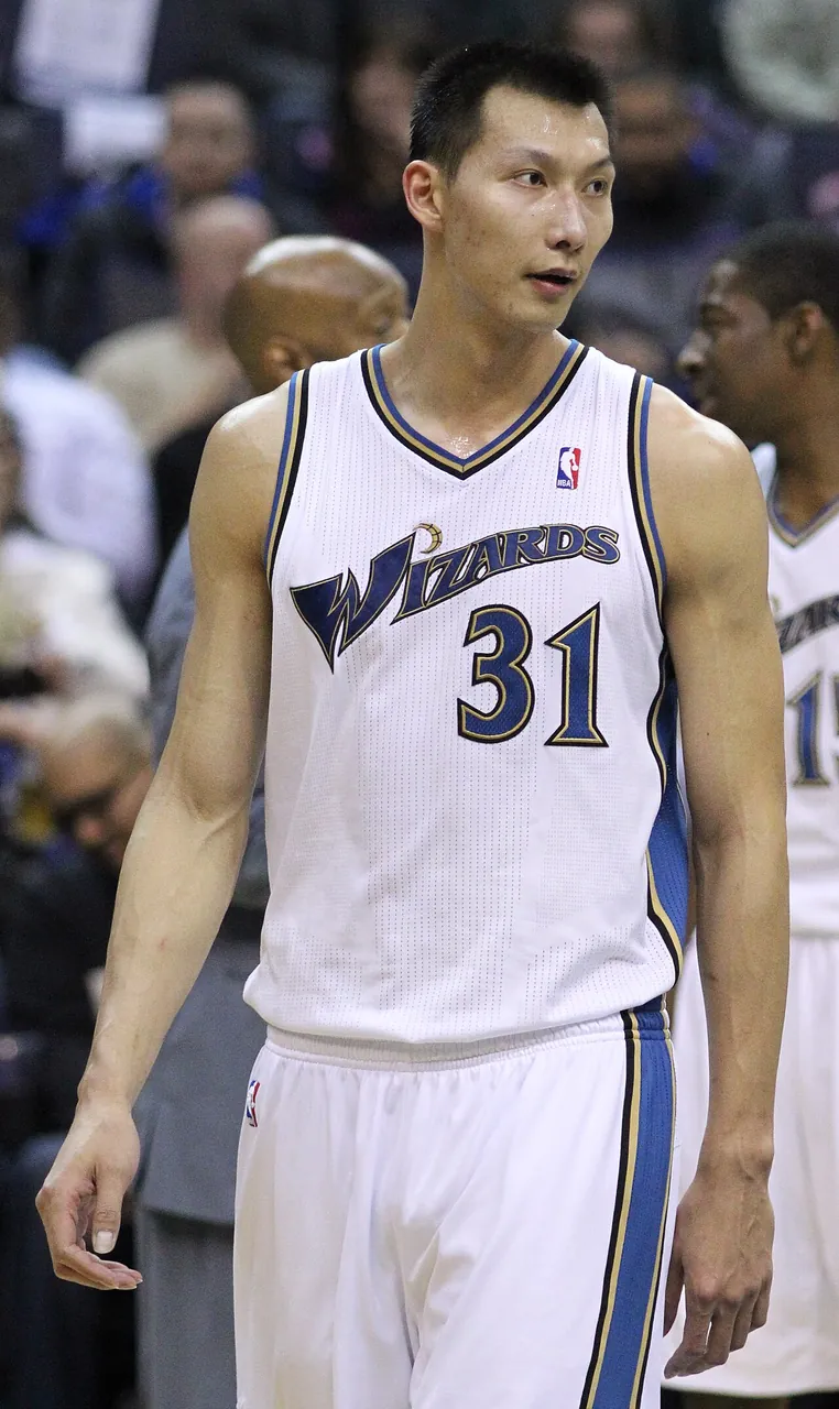 Yi Jianlian, photo 1 of 2