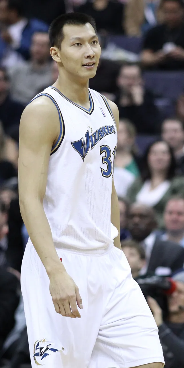 Yi Jianlian, photo 2 of 2