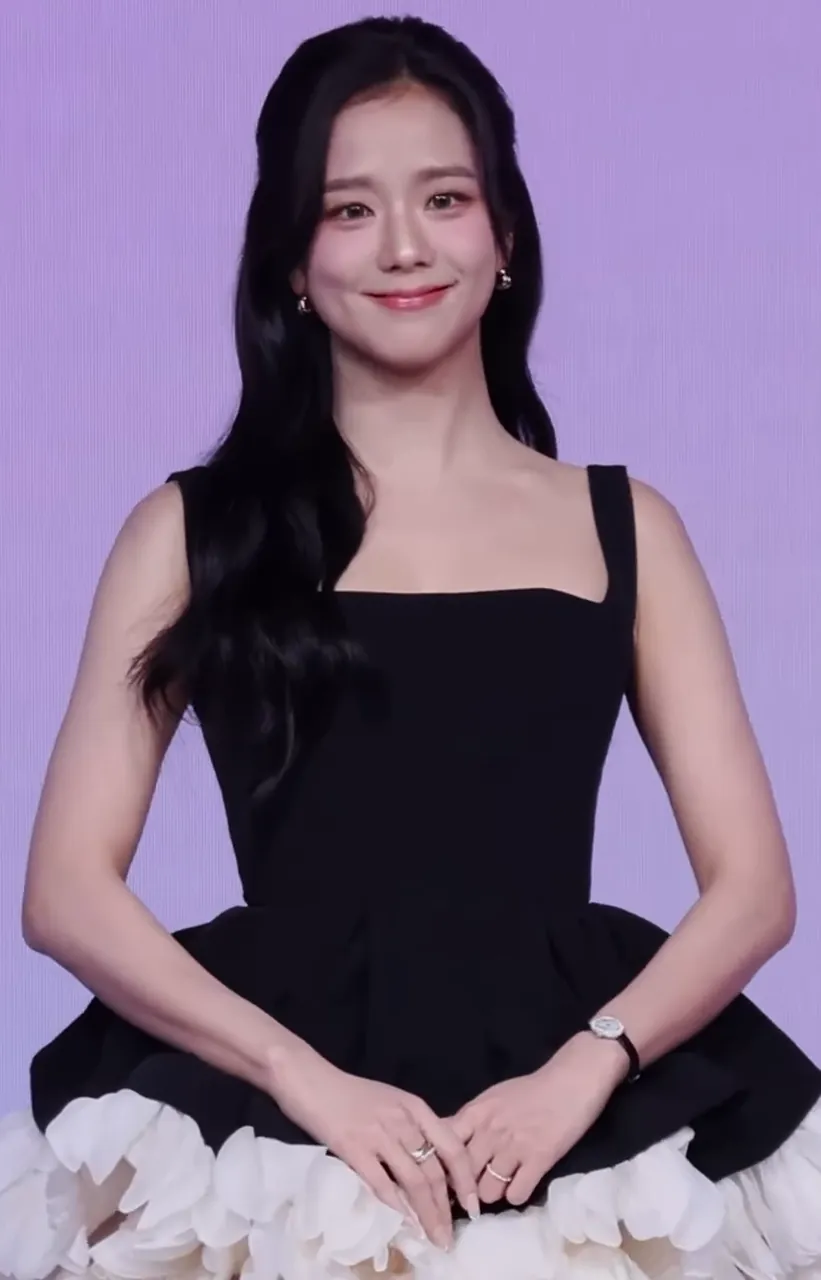 Jisoo, photo 2 of 2