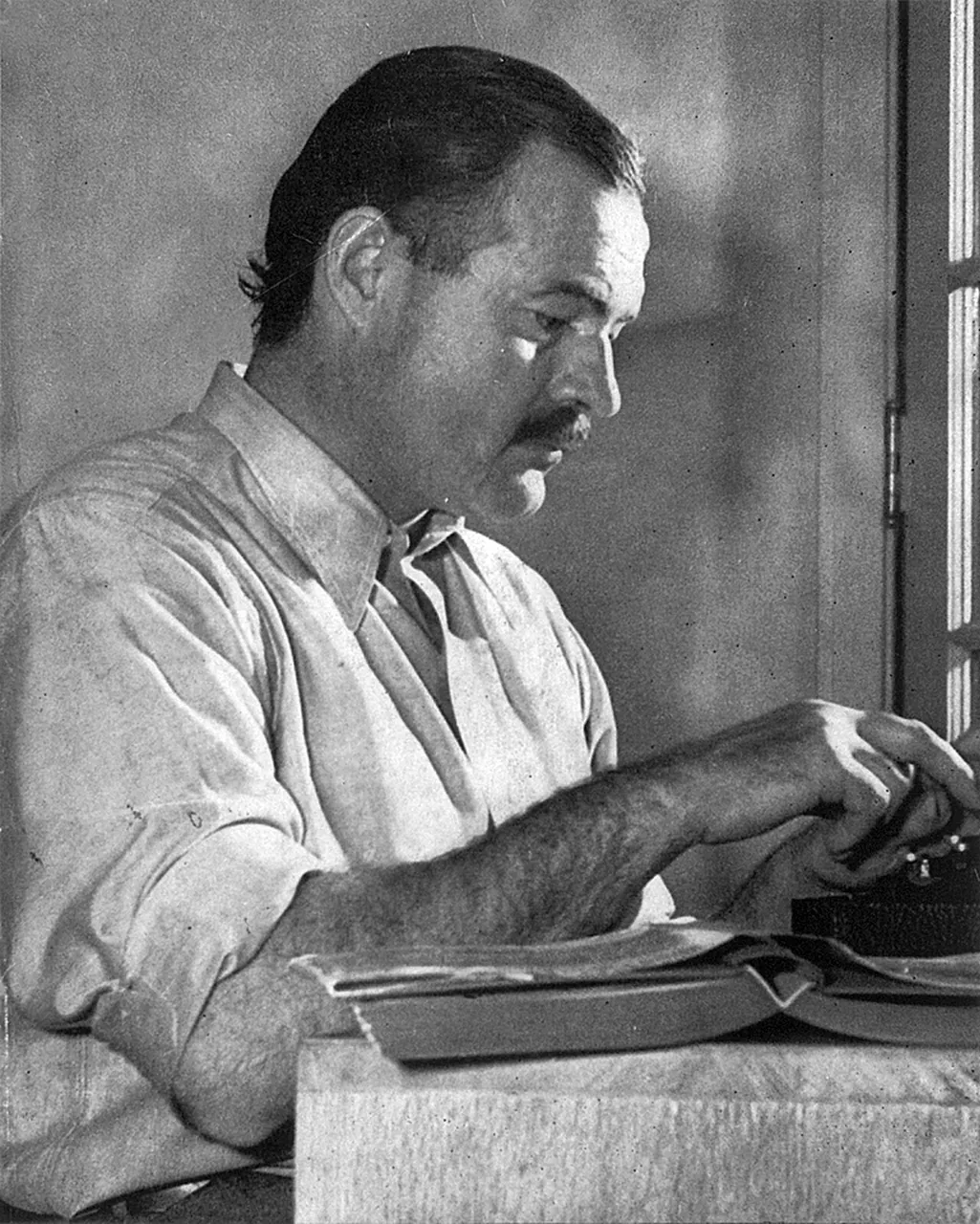Ernest Hemingway, photo 1 of 3